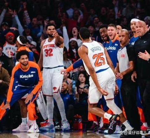 队记：尼克斯围绕唐斯与多队接触，包括灰熊、魔术和黄蜂